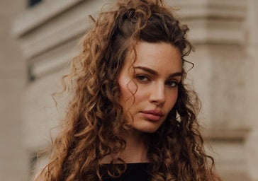 Tengo el pelo rizado y este es el mejor champú que he probado: elimina el frizz, define el rizo y favorece el crecimiento.